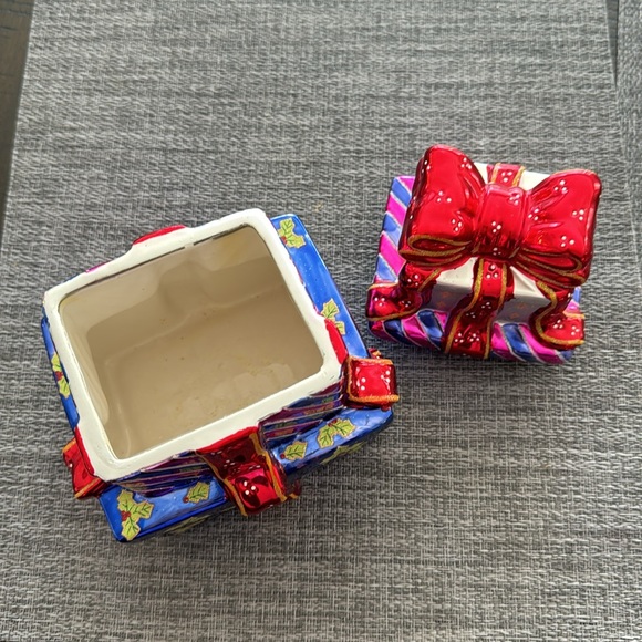 Rare Christopher Radko Glass Stack Of Christmas Presents Candy Dish/Trinket Box - Picture 4 of 6